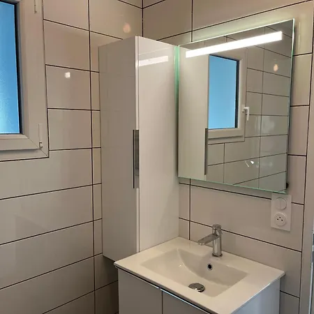 Maison Avec Piscine Interieure Privee, Buses De Spa, Jardin Clos Et Parking